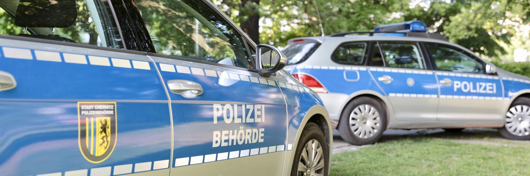Zwei Streifenwagen der Polizeibehörde und der Polizei Sachsen